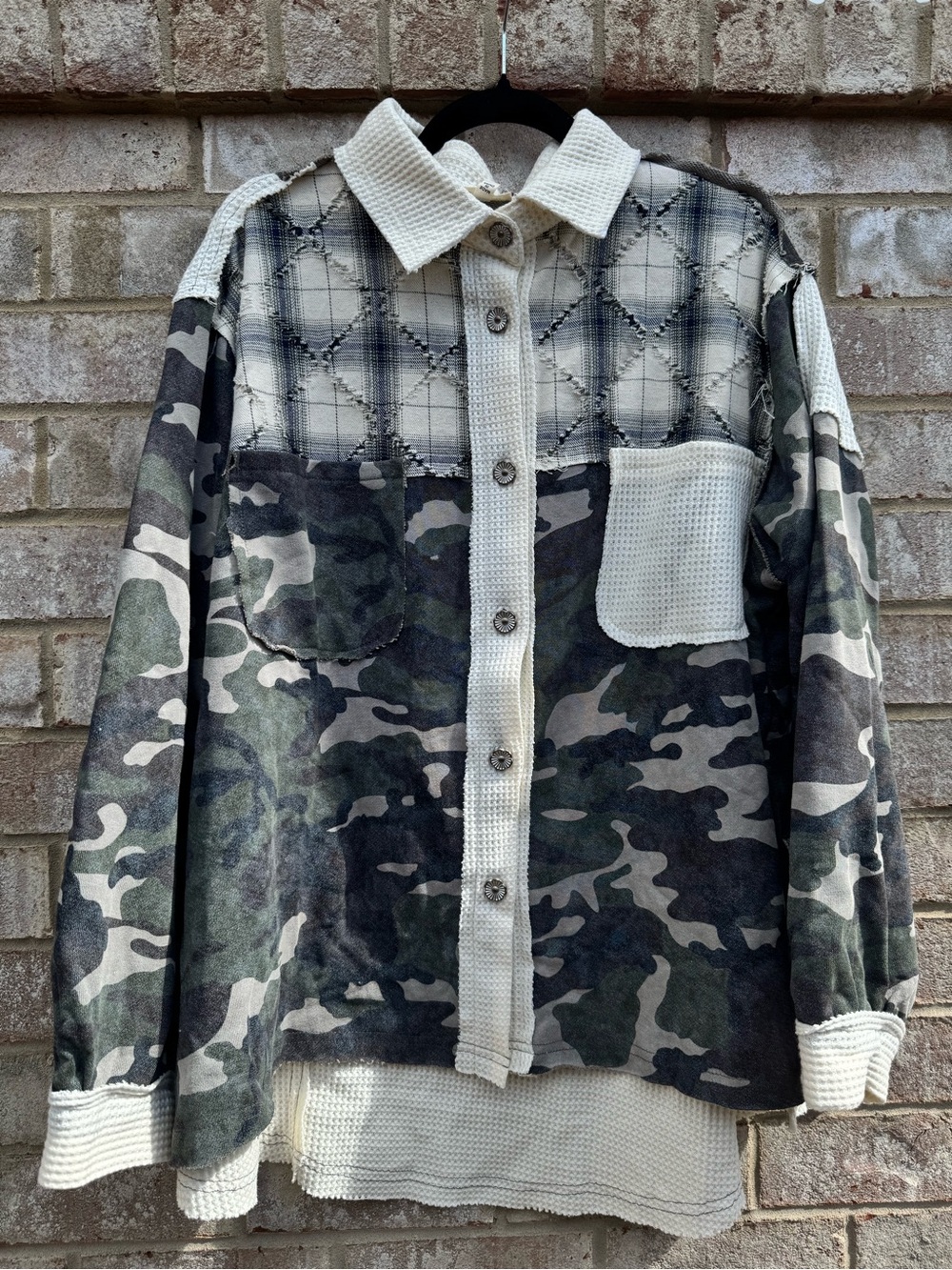 POL Women's Mixed-Texture Camouflage Button-Up Shirt Jacket - Green/Cream/Gray